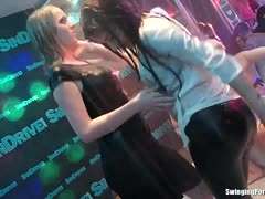 Besoffene Teens tanzen oben ohne auf einer Party Besoffene Teens tanzen oben ohne auf einer Party