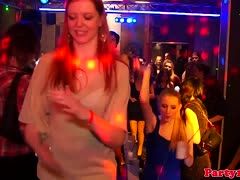 Swingerschlampen tanzen wild auf Party