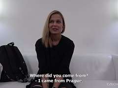 Blondes Castinggirl am Sofa vernascht Blondes Castinggirl am Sofa vernascht