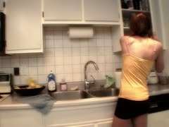 Blonde pralle Lesbe leckt Möse in der Küche