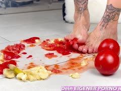 Deutsche Fuß Fetischisten mit Tattoos spielt mit Essen