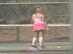 Tennislehrer zeigt seine Schülerin das feuchte Schläger Spiel
